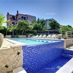 Predivna kuća sa bazenom u Banjolama.