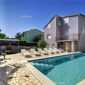 Predivna kuća sa bazenom u Banjolama.