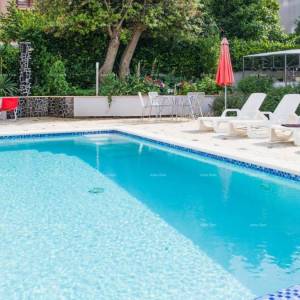 Predivna kuća sa bazenom u Banjolama.