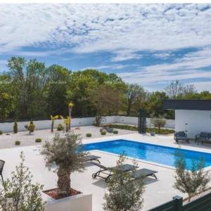 Predivna, moderna kuća s bazenom i garažom, Krnica! Useljivo odmah!