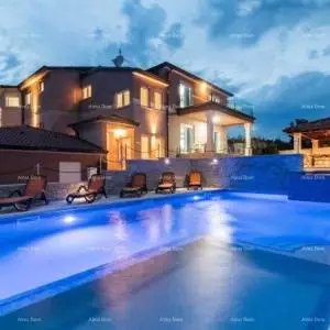 Predivna villa na velikoj okućnici! Pula.