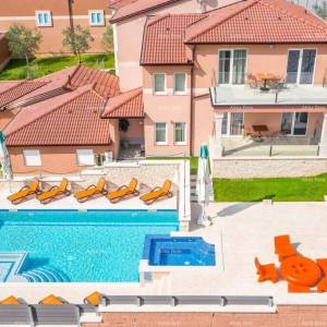 Predivna villa na velikoj okućnici! Pula.