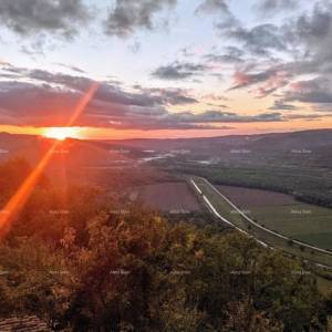 Prekrasna renovirana kuća s  pogledom i poslovnim prostorom