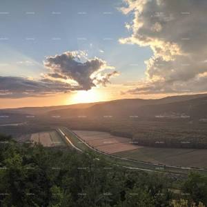 Prekrasna renovirana kuća s  pogledom i poslovnim prostorom