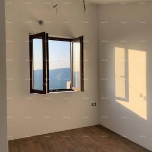 Prekrasna renovirana kuća s  pogledom i poslovnim prostorom