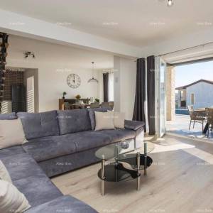 Prekrasna samostojeća kuća s bazenom u Raši, blizu mora!