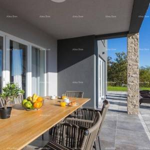 Prekrasna samostojeća kuća s bazenom u Raši, blizu mora!