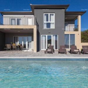 Prekrasna samostojeća kuća s bazenom u Raši, blizu mora!