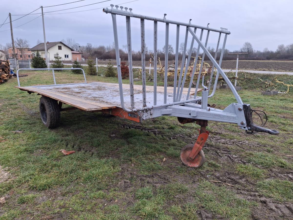 Prikolica za prijevoz rolo bala
