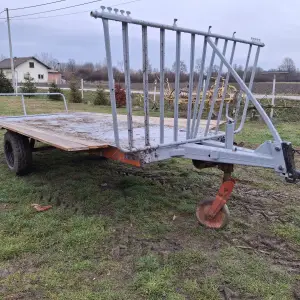 Prikolica za prijevoz rolo bala