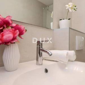 PRIVLAKA - VILLA, MORE, BAZEN, ROOFTOOP JACUZZI,TOP LOKACIJA -PRILIKA!