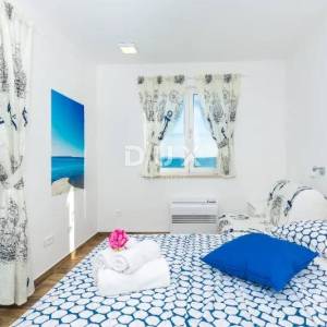 PRIVLAKA - VILLA, MORE, BAZEN, ROOFTOOP JACUZZI,TOP LOKACIJA -PRILIKA!