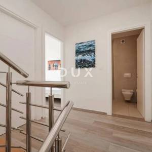 PRIVLAKA - VILLA, MORE, BAZEN, ROOFTOOP JACUZZI,TOP LOKACIJA -PRILIKA!