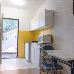 Prizemni apartman s lođom i bazenom. Medulin.