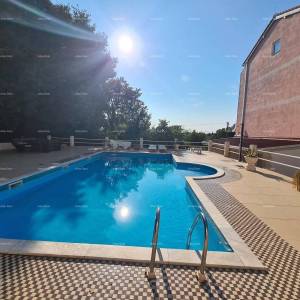 Prizemni apartman s lođom i bazenom. Medulin.