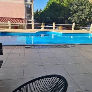 Prizemni apartman s lođom i bazenom. Medulin.