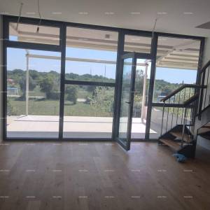 Prodaja dvoetažnog stana s parkirnim mjestom i vrtom, Rovinj! B1/B