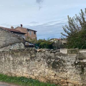 Prodaja dvojne kuće sa pomoćnim objektom (manja kuća) i zemljištem, Pula!