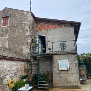 Prodaja dvojne kuće sa pomoćnim objektom (manja kuća) i zemljištem, Pula!