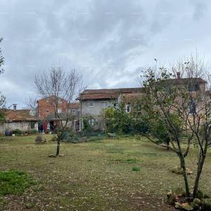 Prodaja dvojne kuće sa pomoćnim objektom (manja kuća) i zemljištem, Pula!