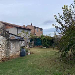 Prodaja dvojne kuće sa pomoćnim objektom (manja kuća) i zemljištem, Pula!