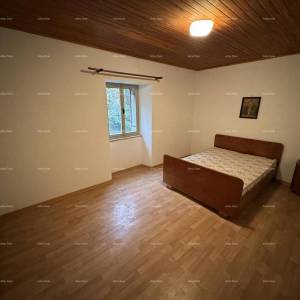 Prodaja- kamena istarska kuća s građevinskim zemljištem, u manjem mjestu, blizina Buzeta!