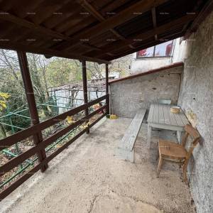 Prodaja- kamena istarska kuća s građevinskim zemljištem, u manjem mjestu, blizina Buzeta!