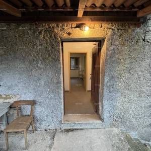 Prodaja- kamena istarska kuća s građevinskim zemljištem, u manjem mjestu, blizina Buzeta!