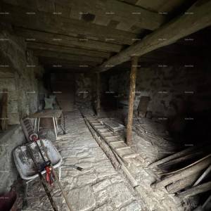 Prodaja- kamena istarska kuća s građevinskim zemljištem, u manjem mjestu, blizina Buzeta!