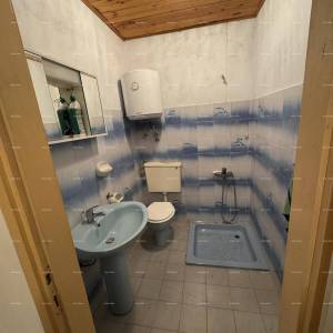 Prodaja- kamena istarska kuća s građevinskim zemljištem, u manjem mjestu, blizina Buzeta!