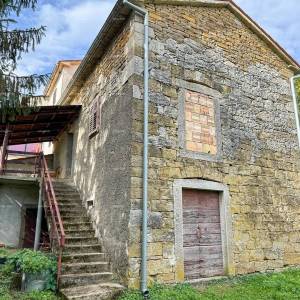 Prodaja- kamena istarska kuća s građevinskim zemljištem, u manjem mjestu, blizina Buzeta!