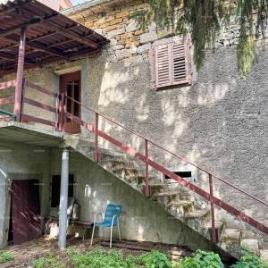 Prodaja- kamena istarska kuća s građevinskim zemljištem, u manjem mjestu, blizina Buzeta!