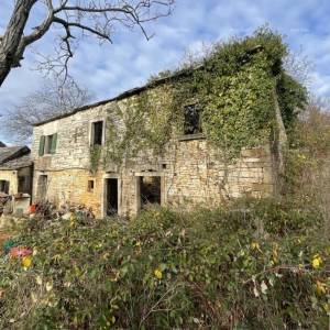 Prodaja - kamena istraska kuća za renovaciju s velikim zemljištem, Oprtalj!