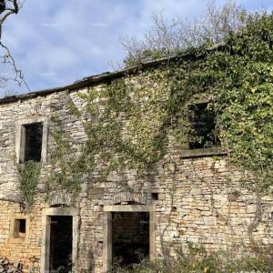 Prodaja - kamena istraska kuća za renovaciju s velikim zemljištem, Oprtalj!