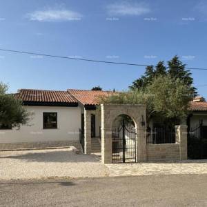 Prodaja- kuća s dvije odvojene stambene jedinice i privatnim bazenom, Umag!