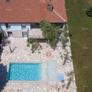 Prodaja- kuća s dvije odvojene stambene jedinice i privatnim bazenom, Umag!