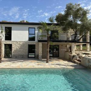 Prodaja- kuća s dvije odvojene stambene jedinice i privatnim bazenom, Umag!