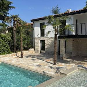 Prodaja- kuća s dvije odvojene stambene jedinice i privatnim bazenom, Umag!