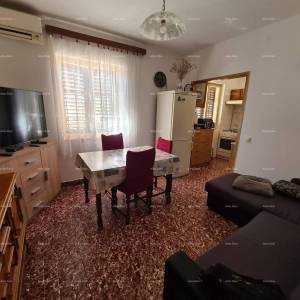 Prodaja kuće s dvije stambene jedinice, pomoćnim objektom i garažom, Ližnjan!