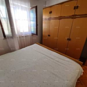 Prodaja kuće s dvije stambene jedinice, pomoćnim objektom i garažom, Ližnjan!