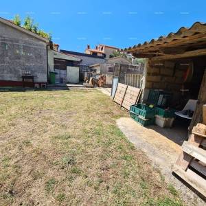 Prodaja kuće s dvije stambene jedinice, pomoćnim objektom i garažom, Ližnjan!