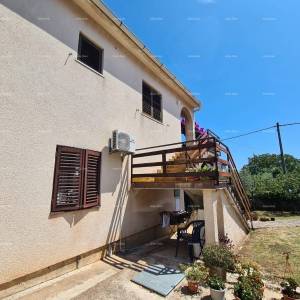 Prodaja kuće s dvije stambene jedinice, pomoćnim objektom i garažom, Ližnjan!