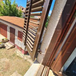 Prodaja kuće s dvije stambene jedinice, pomoćnim objektom i garažom, Ližnjan!