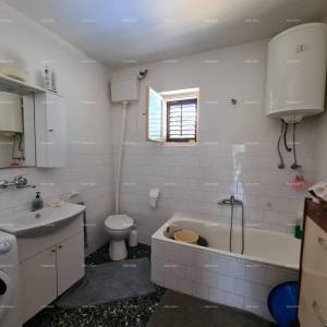 Prodaja kuće s dvije stambene jedinice, pomoćnim objektom i garažom, Ližnjan!