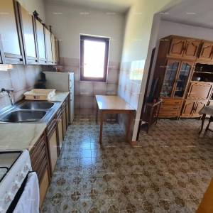 Prodaja kuće s dvije stambene jedinice, pomoćnim objektom i garažom, Ližnjan!