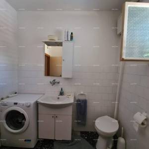 Prodaja kuće s dvije stambene jedinice, pomoćnim objektom i garažom, Ližnjan!