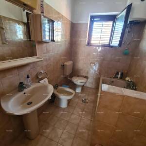 Prodaja kuće s dvije stambene jedinice, pomoćnim objektom i garažom, Ližnjan!