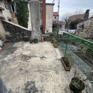 Prodaja kuće sa dvorištem u nepodrednoj blizini centra, Buje!