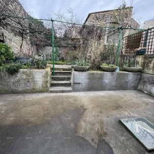Prodaja kuće sa dvorištem u nepodrednoj blizini centra, Buje!