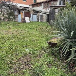 Prodaja kuće sa dvorištem u nepodrednoj blizini centra, Buje!